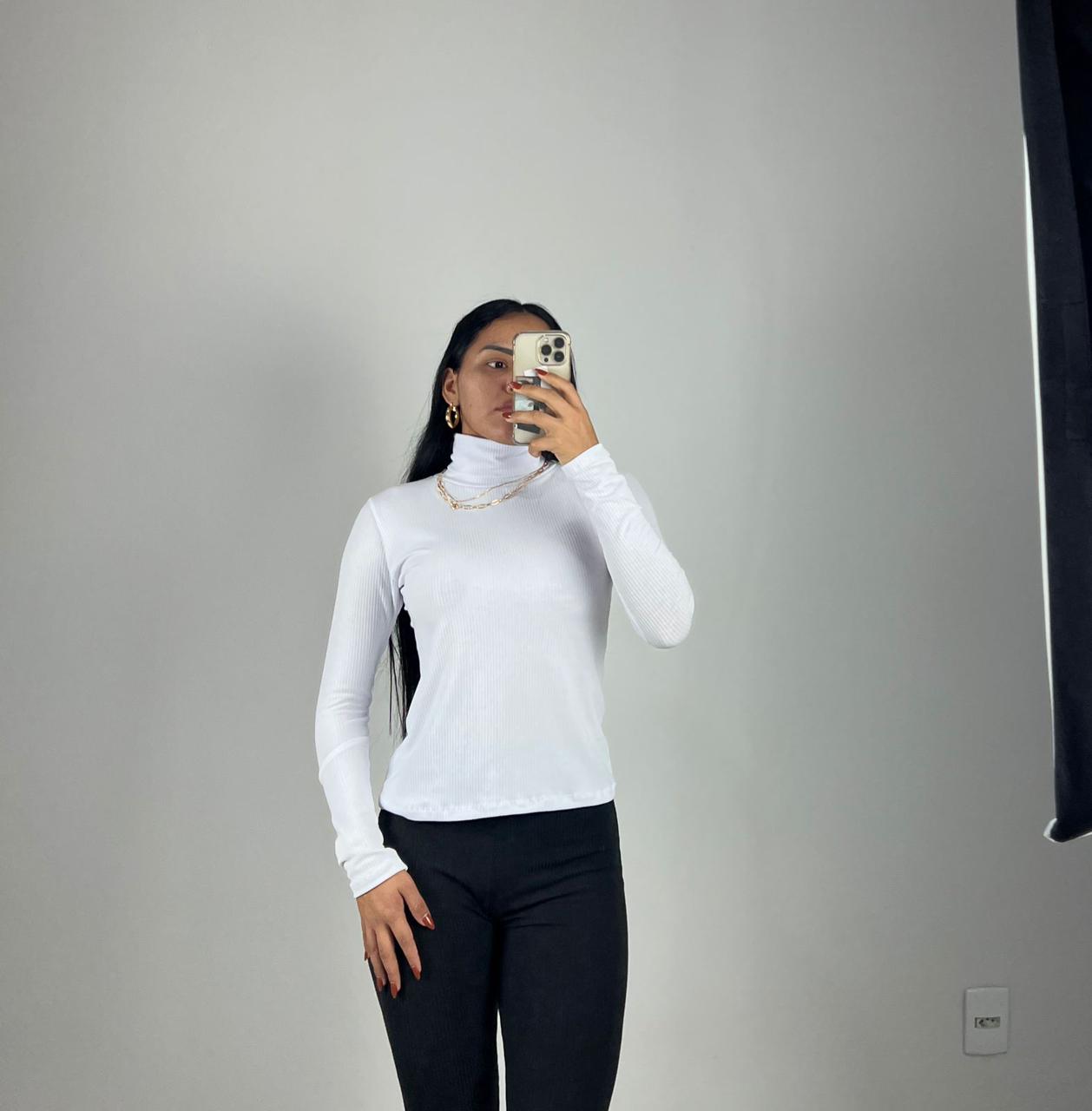 Modelo com blusa canelada branca da ATX Moda