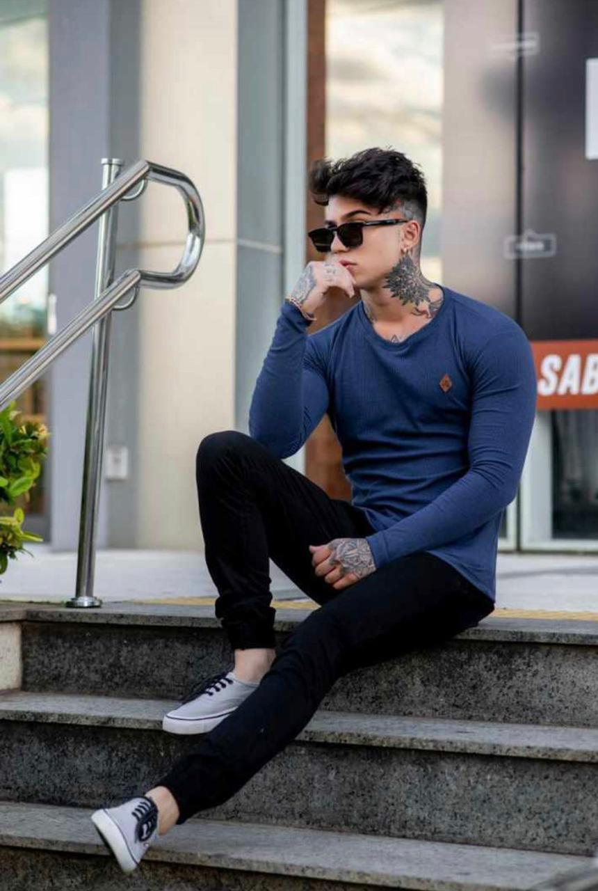 Modelo com camiseta canelada azul da ATX Moda