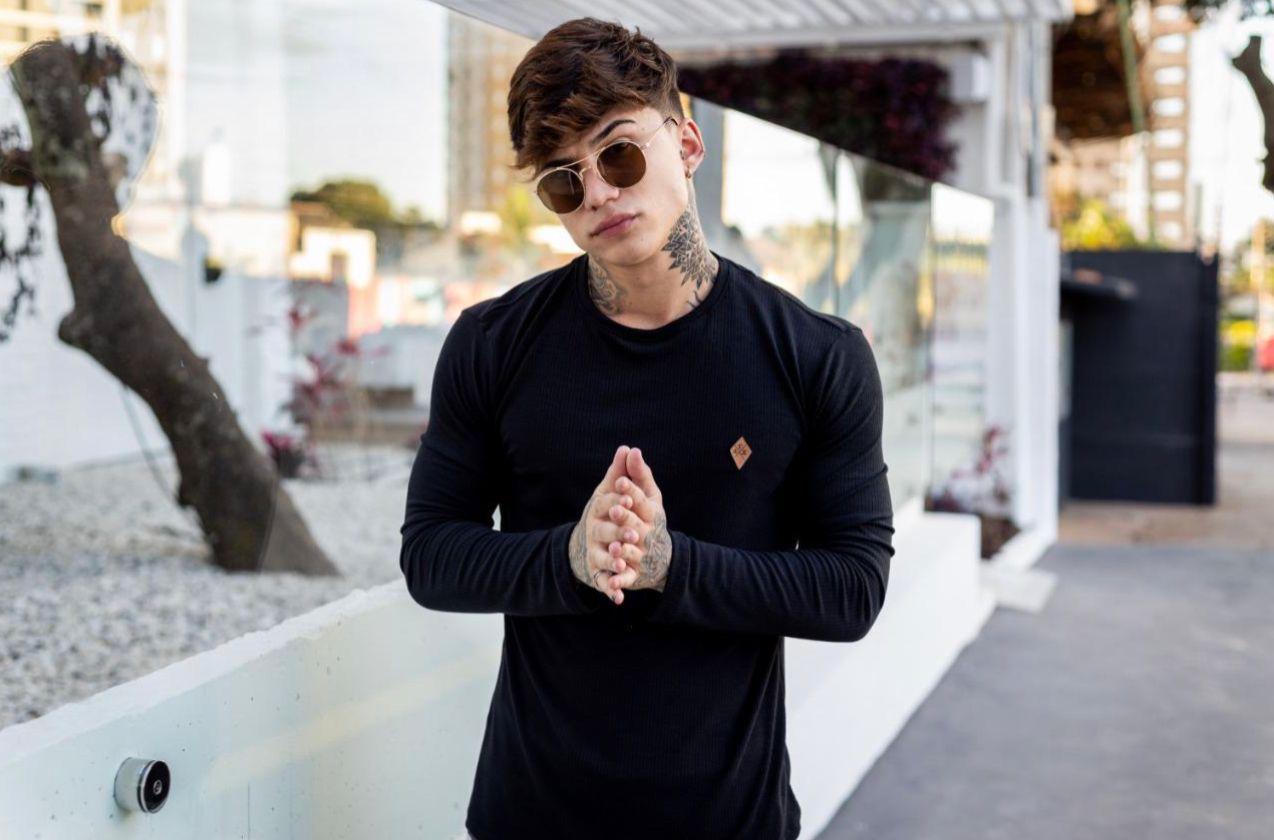 Modelo vestindo camiseta canelada preta da ATX Moda